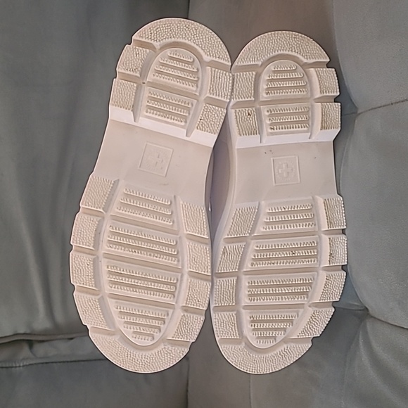 NEARLY NEW Dr. Marten's boots in white, size 7 (men's), 8.5/9 (women's). - Picture 13 of 13
